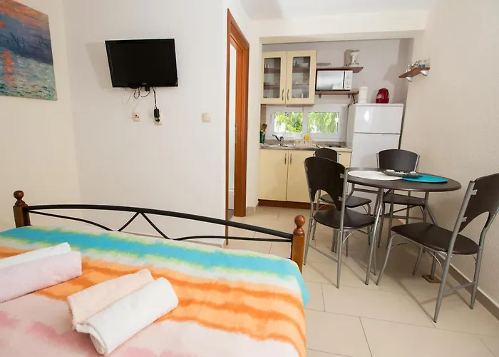 Apartmans And Ana Τρογκίρ